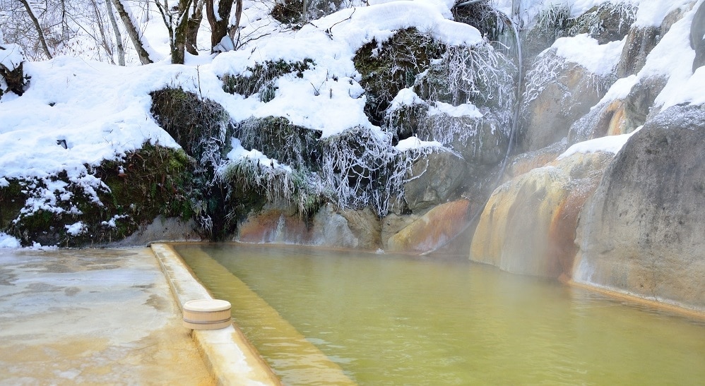 Shin-Hirayu Onsenに拠点を置く4つの観光スポット、Okhhida Onsen Villageの中心