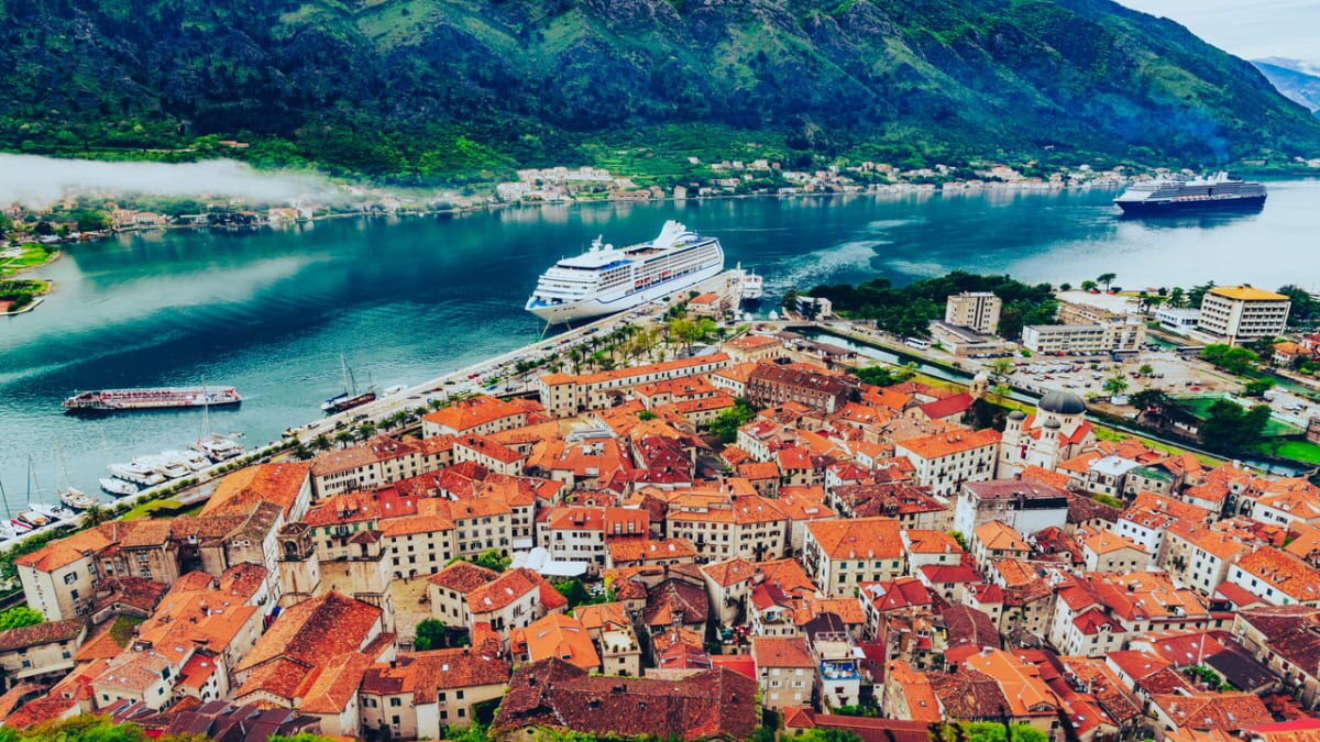 モンテネグロのユネスコの世界遺産の要塞化された都市であるコトルの自然で文化史的地域のウォーキングツアー