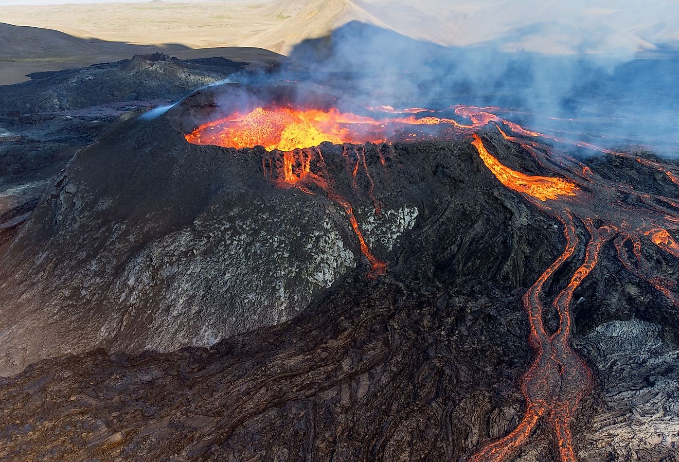 日没後に新鮮な溶岩川が輝くハワイ火山国立公園