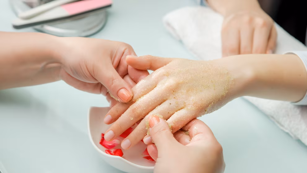 爪のサロンと手頃な価格のネイル用品のためにドンダムンの2つの推奨スポット