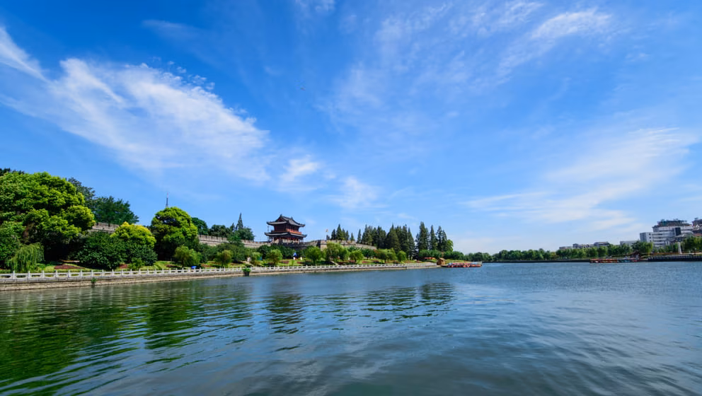 グアンユの世界最大の像を見に行こう！ 5つの推奨されるジンツホウの観光スポット