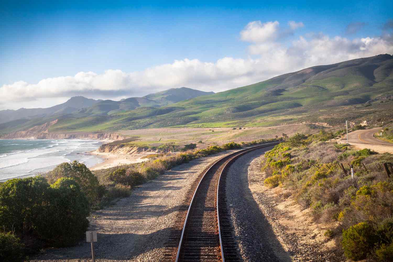カリフォルニアでの旅行を訓練するための完全なガイド