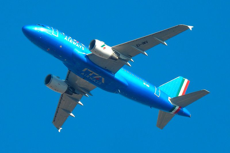 イタリアのパイロットが地面から38,000フィート上に眠りに落ち、フランスでパニックを引き起こしました