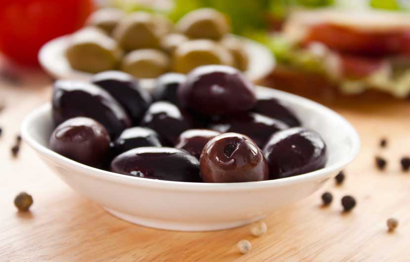 最も深いアンダルシアのオリーブオイルと山